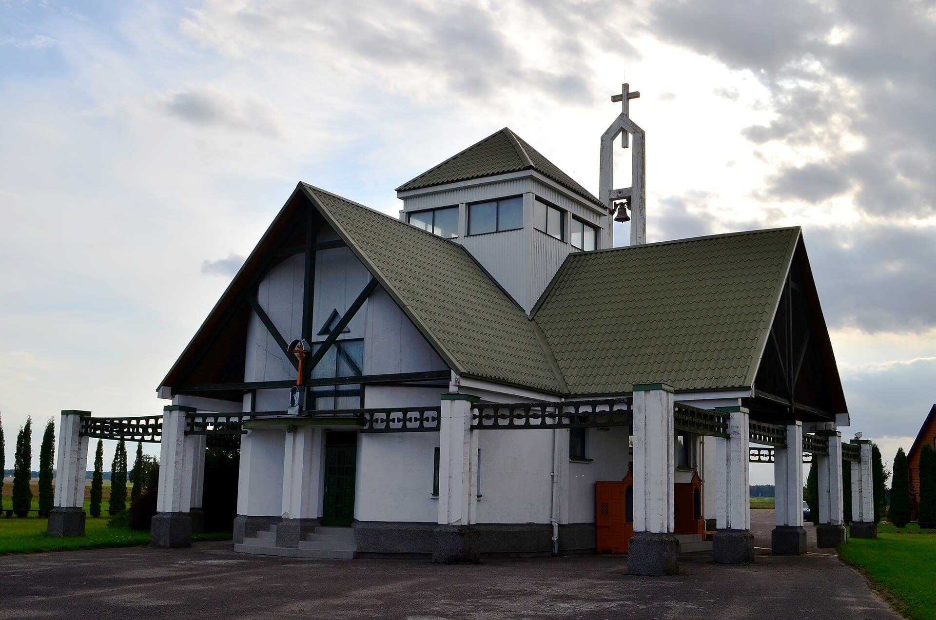 Keturnaujiena Divine Mercy Chapel, Suodžiai